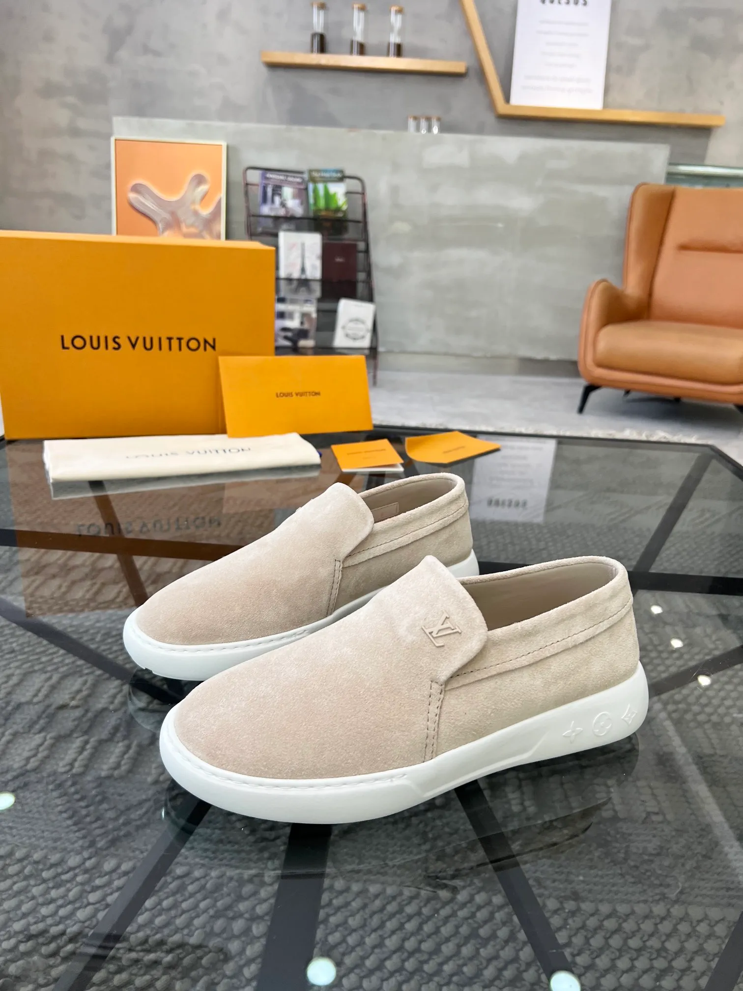 Factory price: 520💰 LV🔍Top purchasing agent🇮🇹 Road The most popular sneakers are available at the same time in the super popular sports shoe counters. The uppers are made of Italian original imported cowhide fabric. The classic and generous layout is a must-have for fashionistas. The complex craftsmanship is perfectly reproduced. The imported soft water-dyed cowhide lining is padded. The soles are: original soles specially provided by the factory. The exclusive foamed molded soles are super comfortable. The original factory follows the order. 🔍🔍High quality. You can go in and out of the counter at will. Welcome to compare. Size 39-45 (38 can be ordered)
